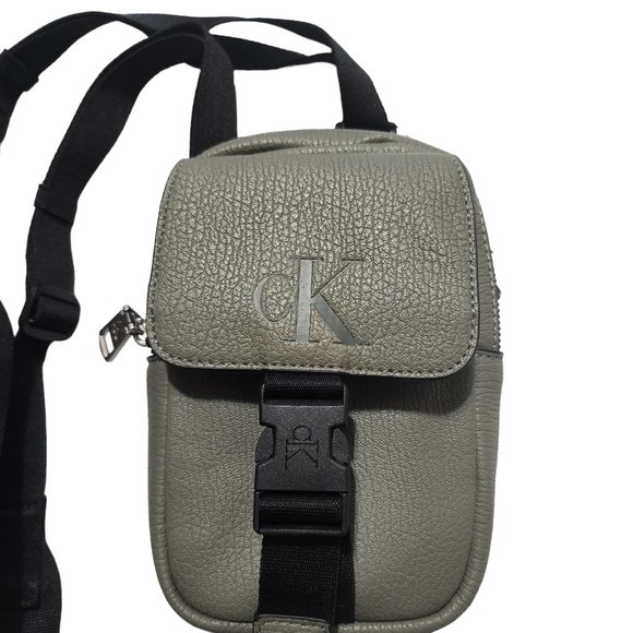 Calvin Klein Mini Flat Crossover Men s Pouch Bag - Picture 2 of 10